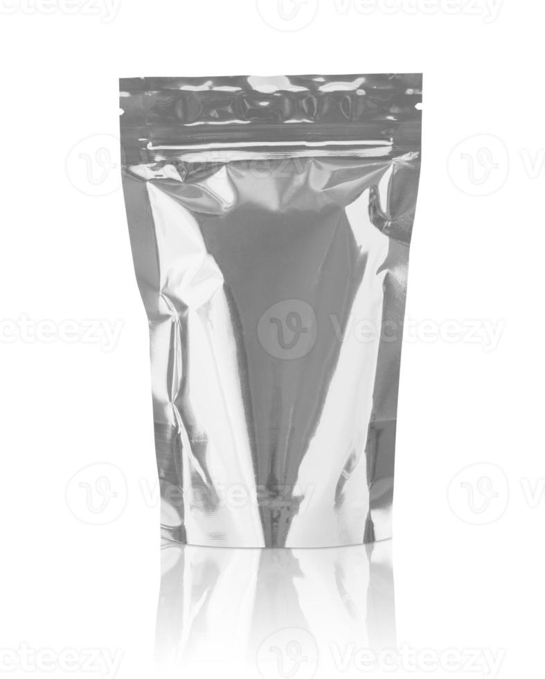 maquete de embalagem de sachê de saco de plástico de folha de alumínio em branco isolado no fundo branco com traçado de recorte foto