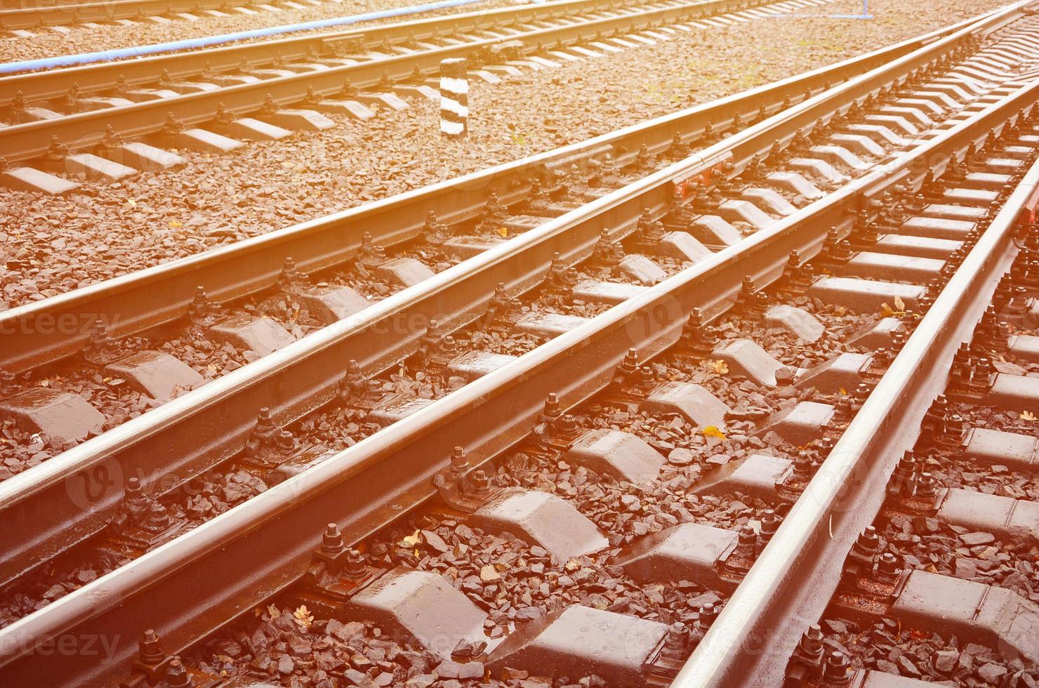 fragmento de foto dos trilhos da ferrovia no tempo chuvoso