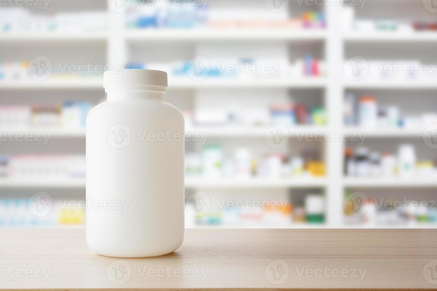 frasco de remédio branco no balcão de madeira com prateleiras de farmácia desfocar fundo farmacêutico foto