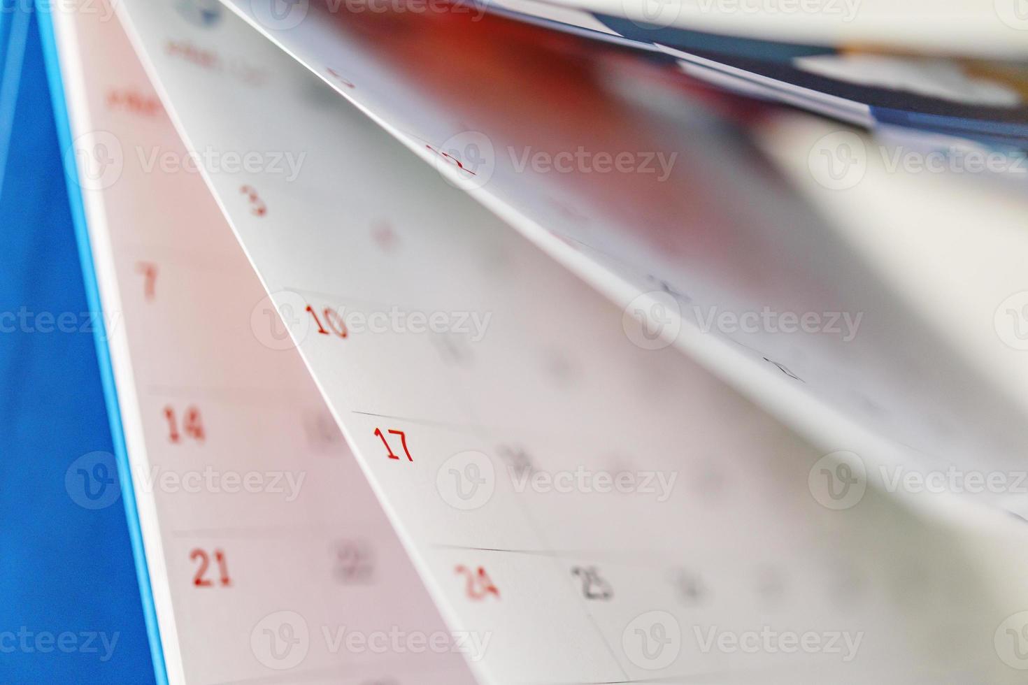 página do calendário, virando a folha de perto no fundo da mesa do escritório, planejamento de agendamento de negócios, conceito de reunião foto