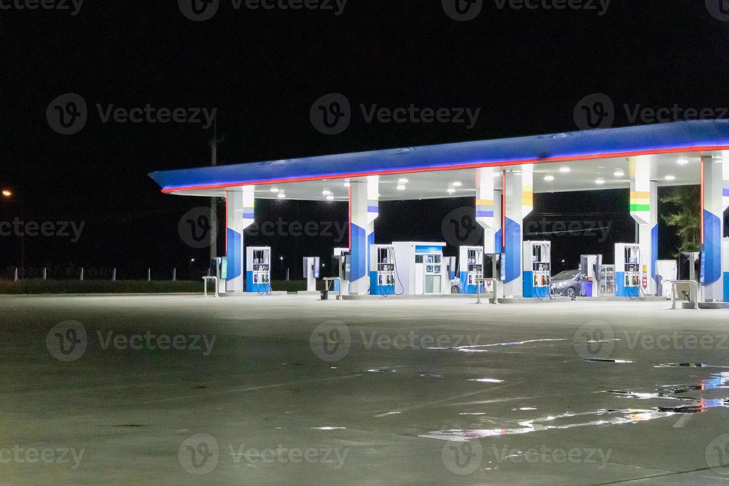 posto de gasolina à noite foto