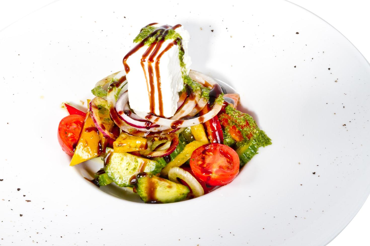 salada grega em branco foto