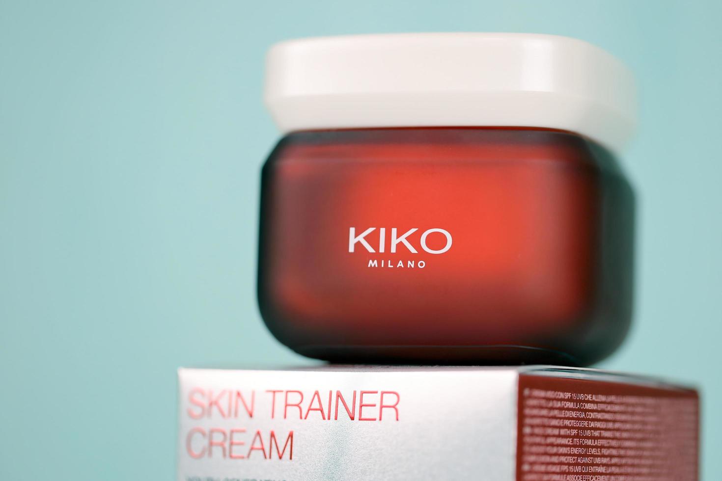 kharkiv, ucrânia - 16 de dezembro de 2021 pote de creme kiko milano com logotipo da empresa. kiko milano é uma marca italiana de cosméticos foto