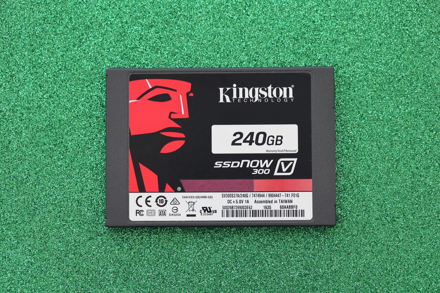 ternopil, ucrânia - 20 de junho de 2022 kingston ssdnow 300 ssd armazenamento em unidade de estado sólido 240 gb montado em taiwan sob a kingston technology corporation foto