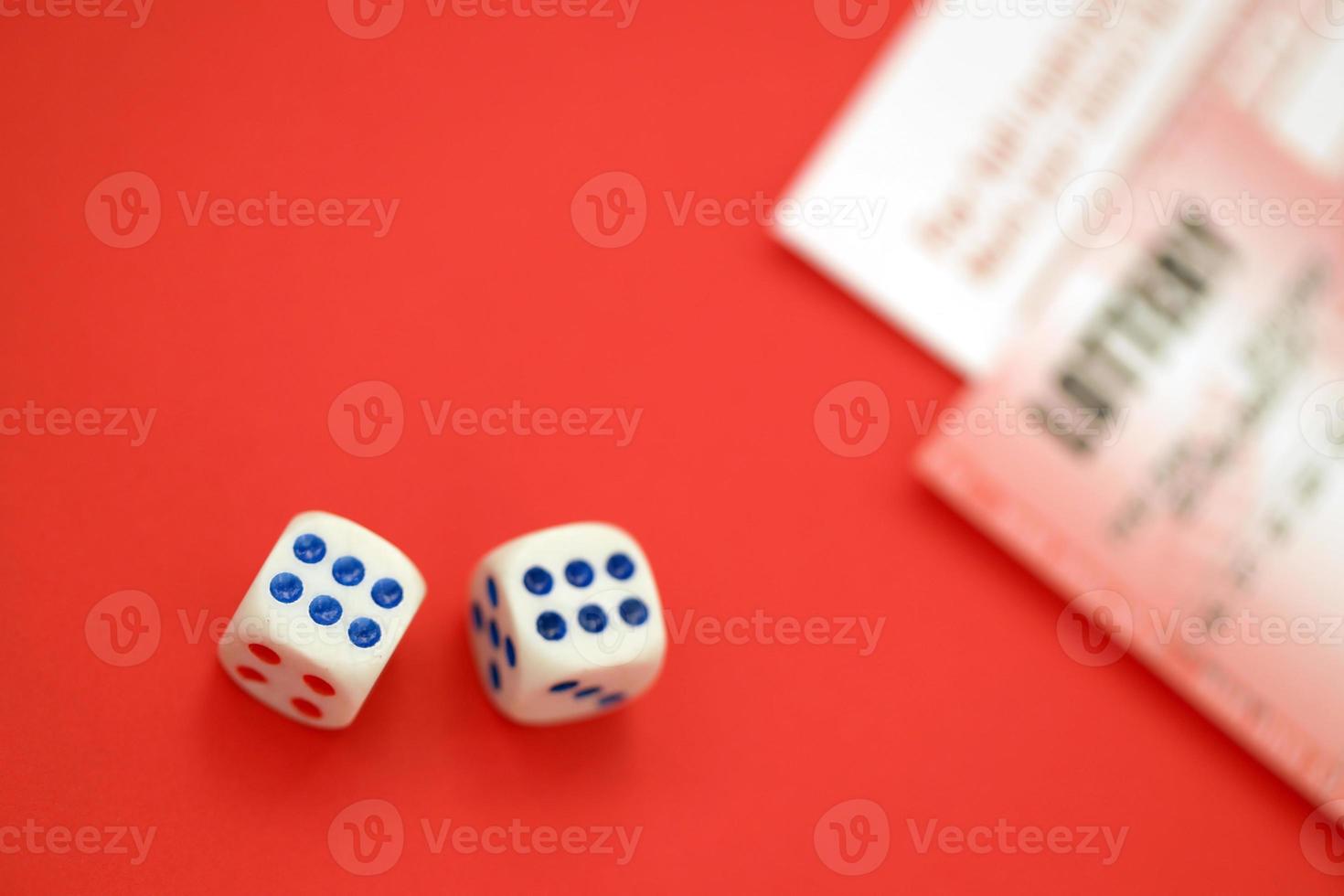 bilhete de loteria vermelho com dados encontra-se em folhas de jogo rosa com números para marcação para jogar na loteria. conceito de jogo de loteria ou vício em jogos de azar. fechar-se foto