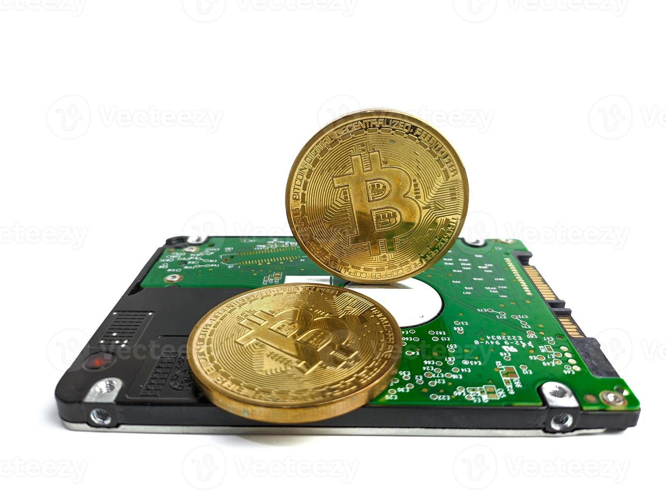 disco rígido do computador e criptografia bitcoin isolado no fundo branco foto