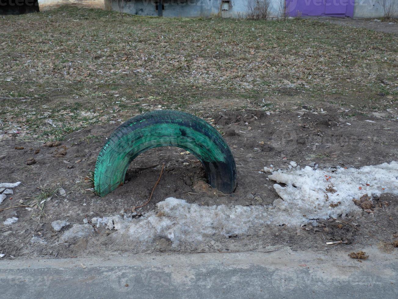 o pneu está preso na areia. pneus presos. má ecologia foto