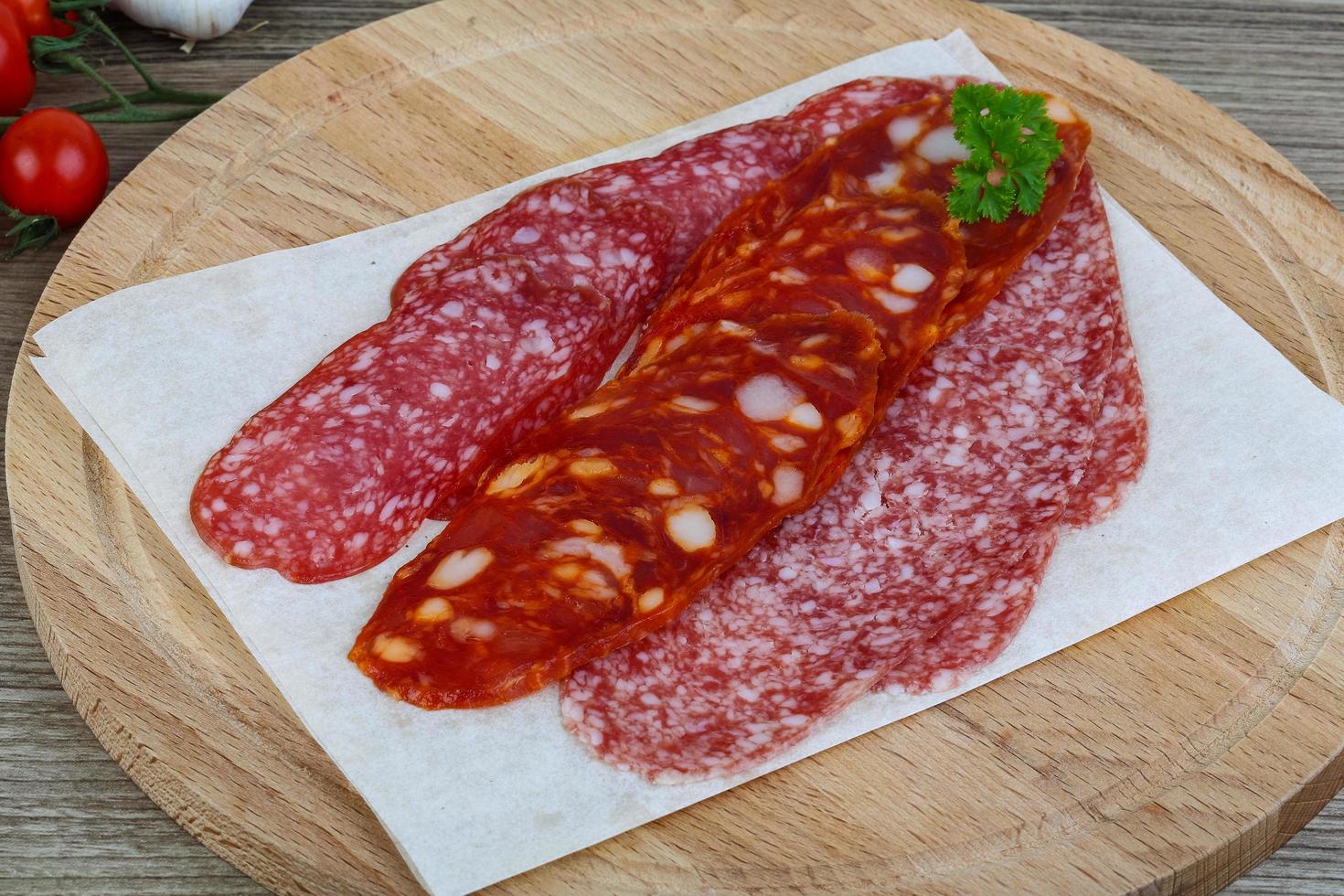 salsicha de salame na madeira foto