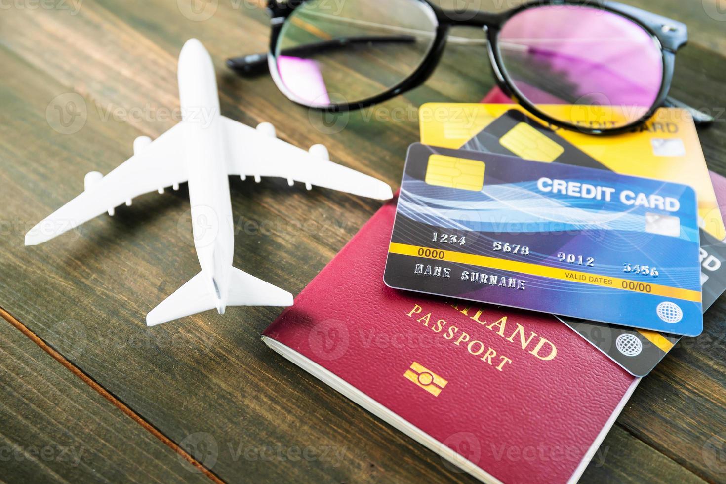 passaporte e cartão de crédito na mesa de madeira foto