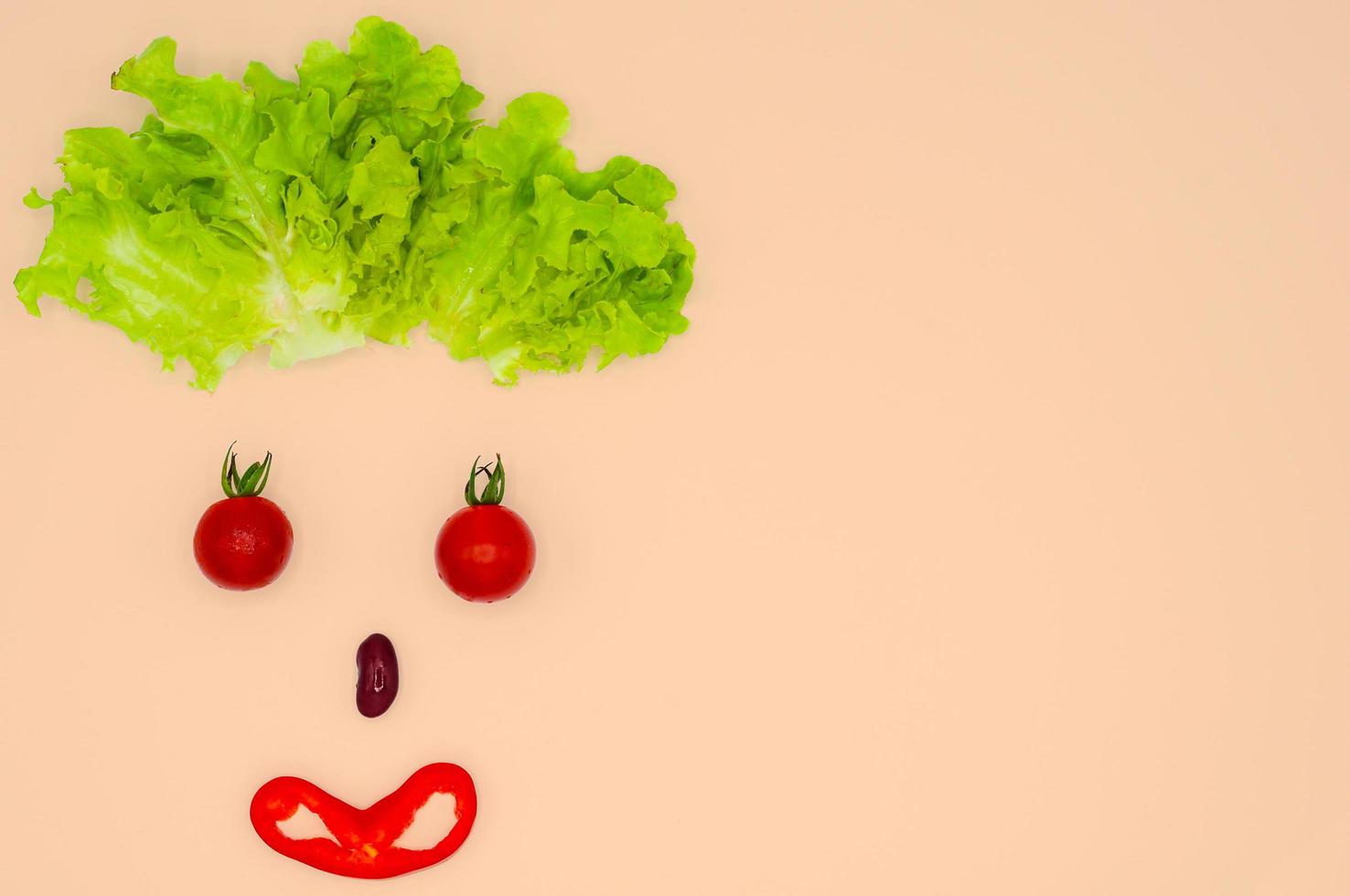 frutas e vegetais definidos como mulheres de felicidade para o conceito de comida saudável. foto