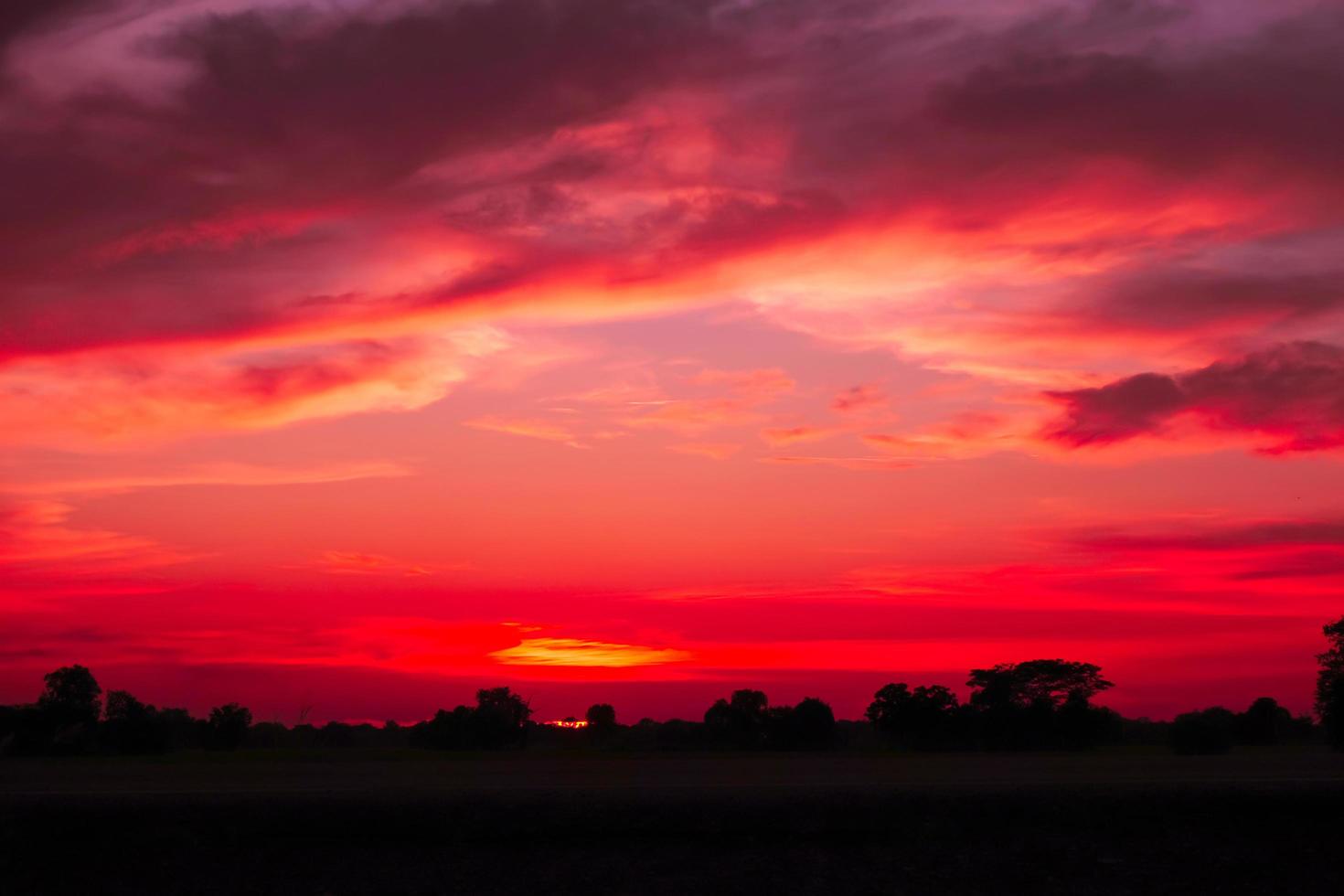 belo pôr do sol no fundo do céu rosa da natureza foto