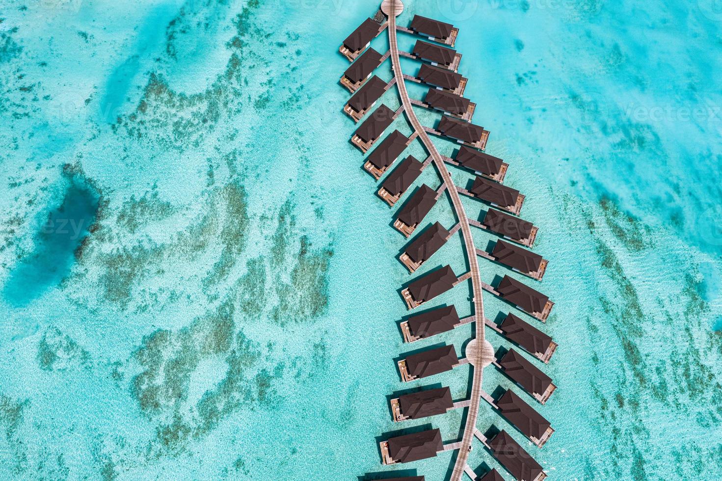 belo paraíso das maldivas. paisagem de viagens aéreas tropicais, marinha com ponte de madeira, villas de água, incrível praia de areia do mar, natureza tropical da ilha. férias de verão de destino de turismo exótico foto