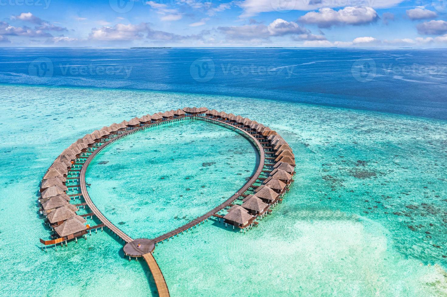 belo paraíso panorâmico das maldivas. paisagem ampla de viagens aéreas tropicais, ponte de madeira, villas de água, incrível praia de areia do mar, natureza tropical da ilha. turismo exótico panorama de férias de verão foto