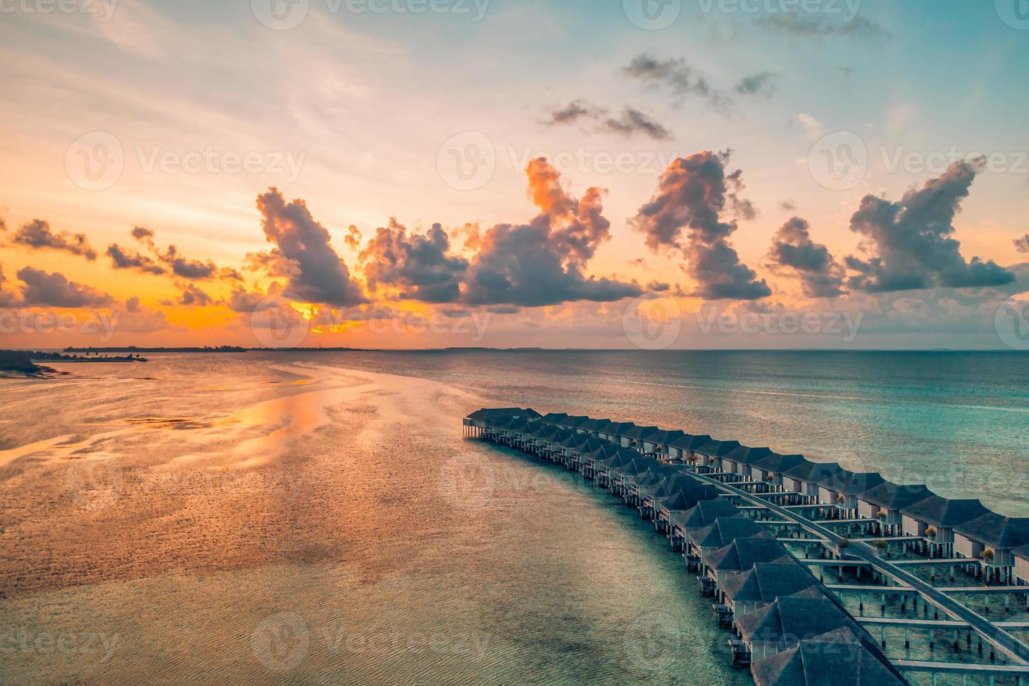 belo pôr do sol do paraíso das maldivas. paisagem aérea tropical, marinha, villas de água incrível céu do mar, praia da lagoa, natureza tropical. destino de turismo exótico, férias aéreas de verão, vista de drone. foto