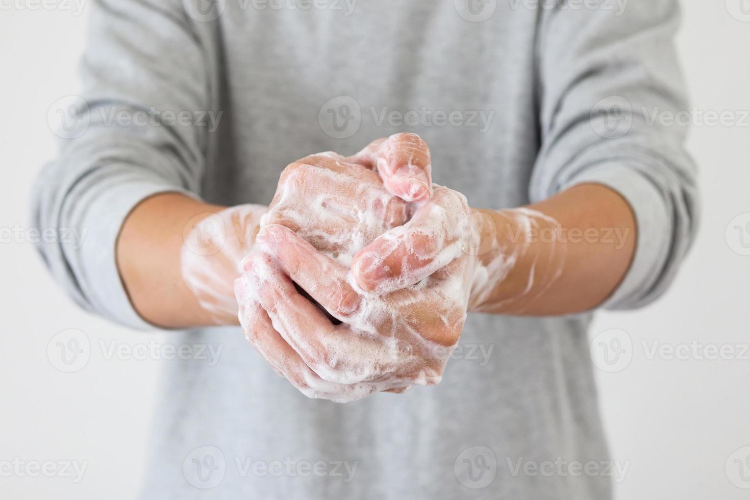 homem lavar as mãos com sabão para o conceito de prevenção do vírus corona covid-19 foto