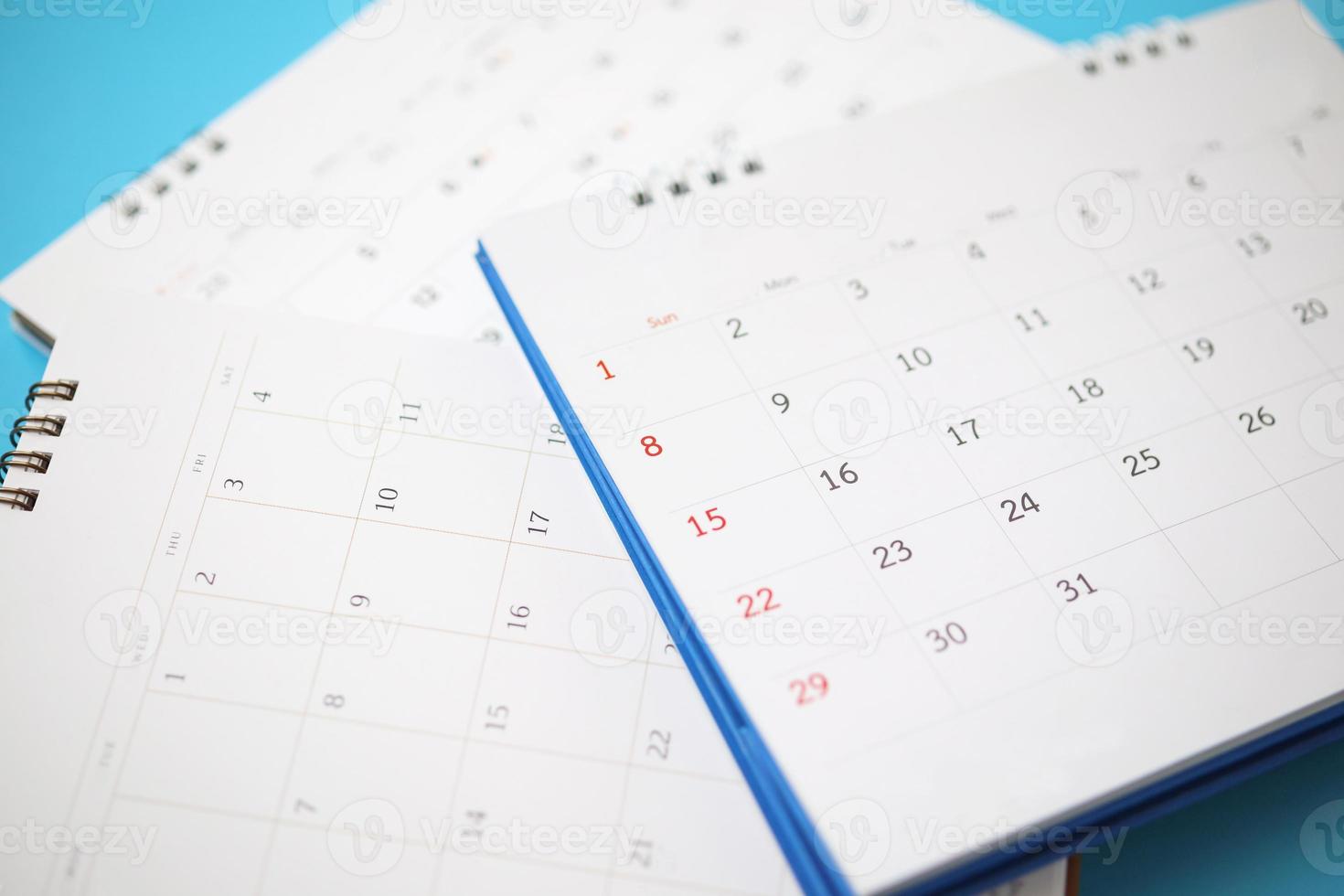 página do calendário fechar no conceito de reunião de compromisso de planejamento de negócios de fundo azul foto