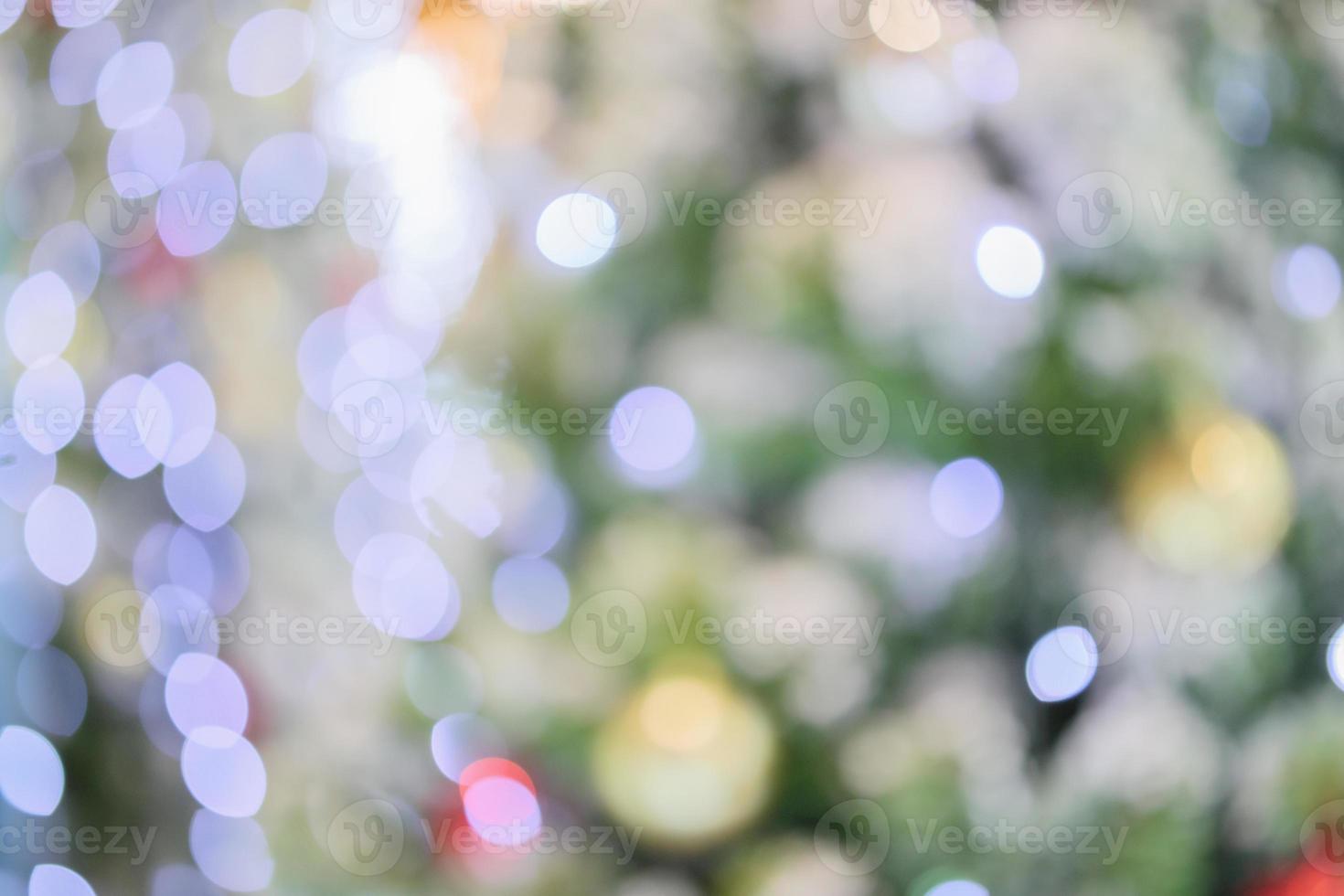 férias de natal abstratas com luz festiva de ouro bokeh no fundo desfocado da árvore foto