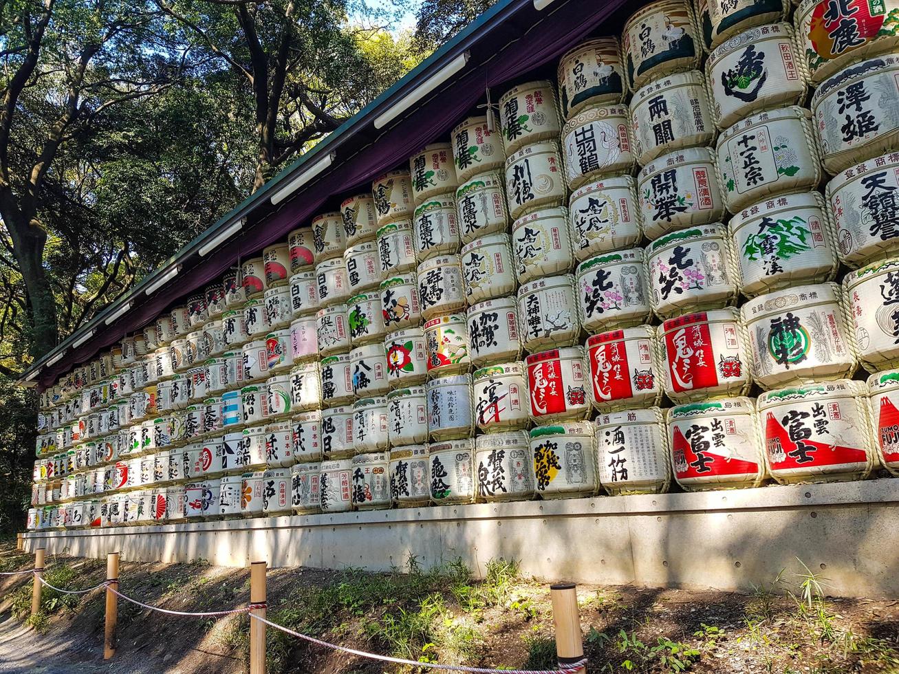 tóquio, japão, em 15 de abril de 2019 uma fileira de barris de bebidas japonesas no meiji jingu foto