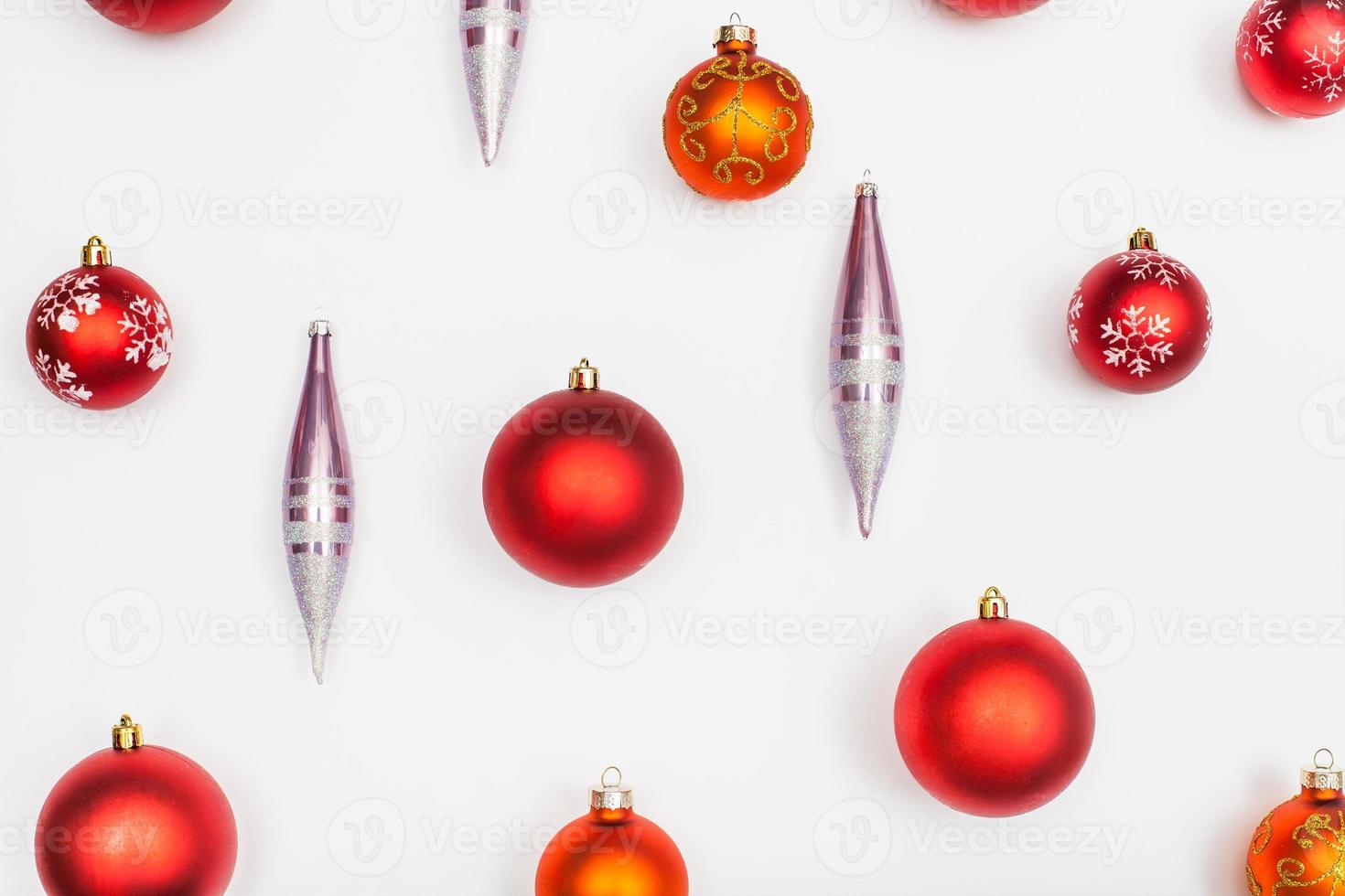 bolas vermelhas de natal e pingentes de vidro em branco foto