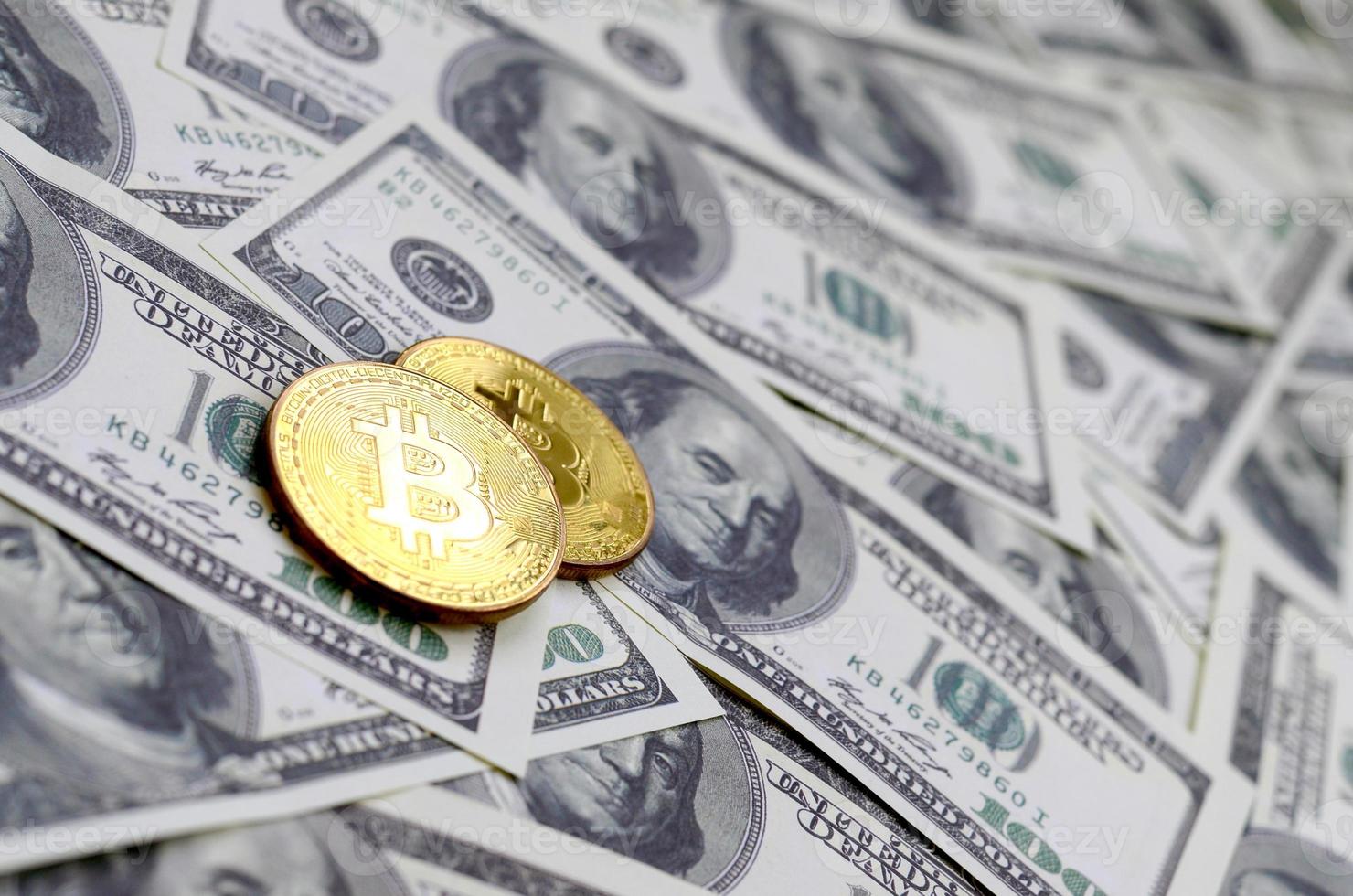 bitcoins dourados estão em muitas notas de dólar. o conceito de aumentar o preço do bitcoin em relação ao dólar americano foto