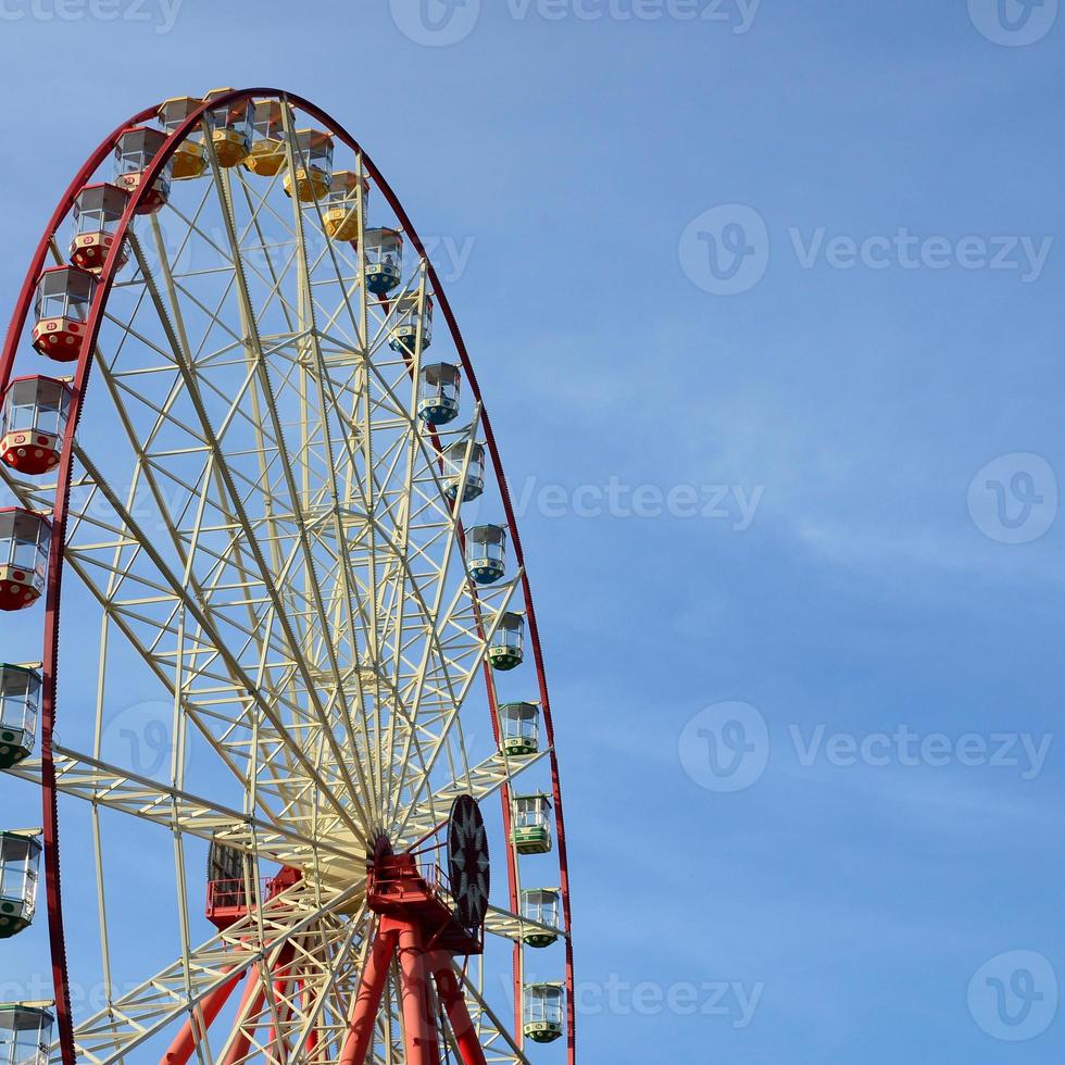roda gigante de entretenimento contra o céu azul claro foto