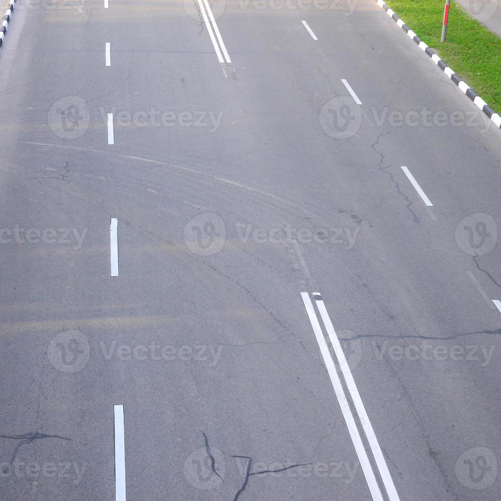 estrada de asfalto ruim danificada com buracos. conserto de asfalto foto