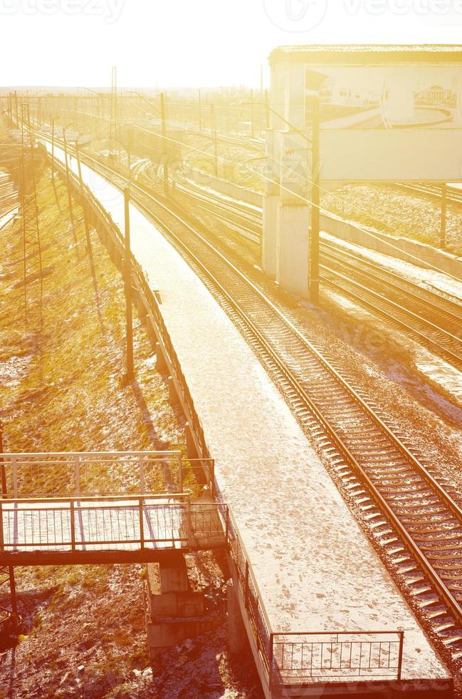 plataforma da estação ferroviária vazia foto