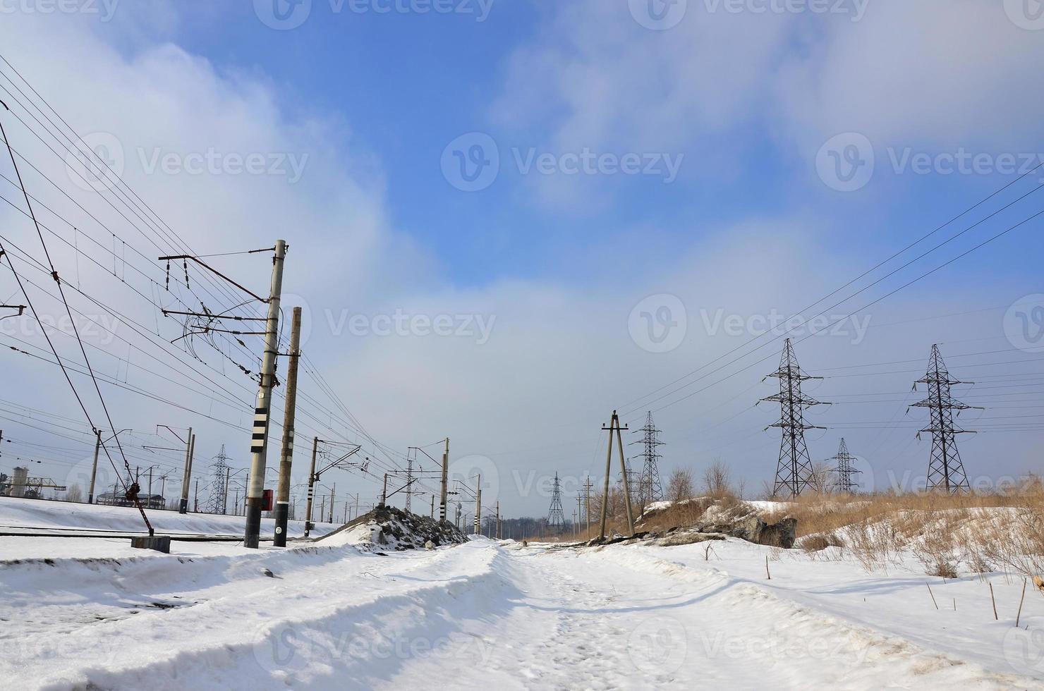 paisagem de inverno com torres de linhas de transmissão foto