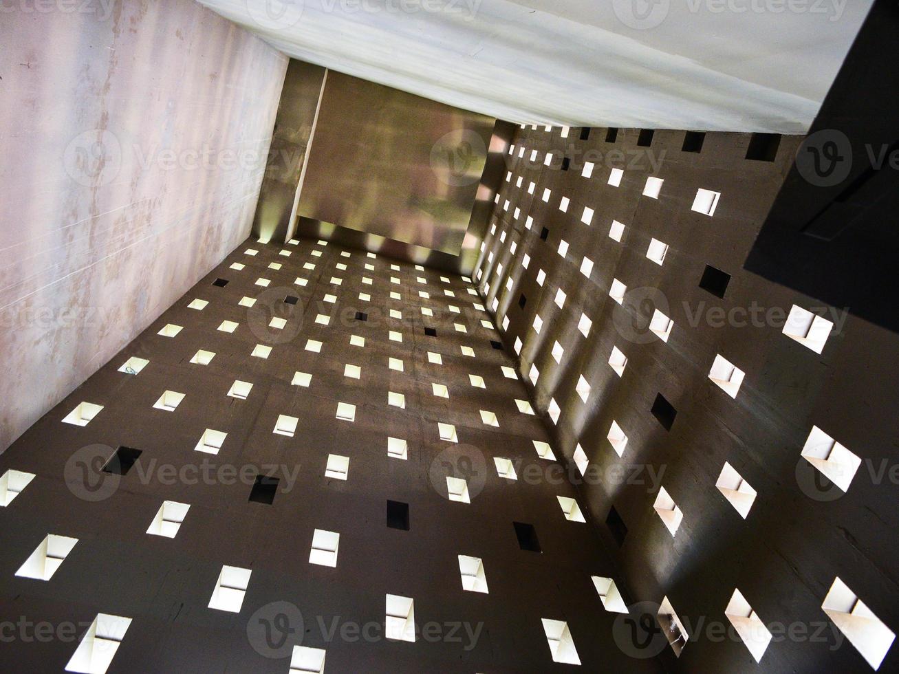 vista de ângulo baixo de janelas retangulares em uma torre alta do museu foto
