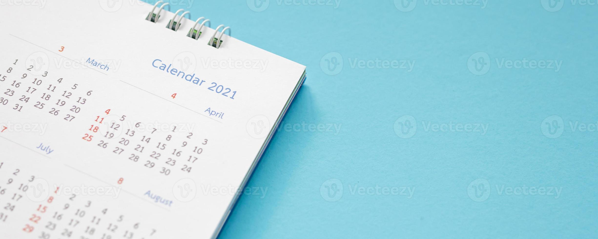 página do calendário 2021 no conceito de reunião de compromisso de planejamento de negócios de fundo azul foto