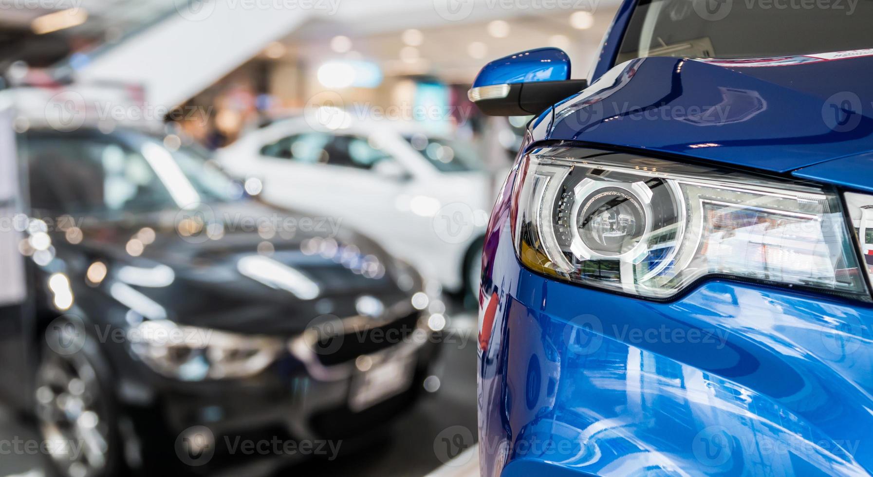 carros novos no fundo interior do showroom do revendedor foto