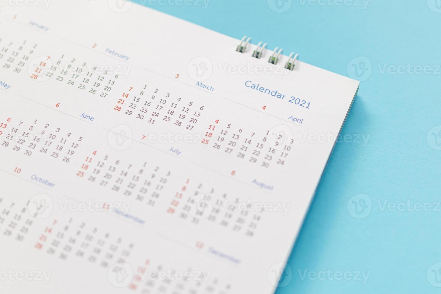 página do calendário 2021 no conceito de reunião de compromisso de planejamento de negócios de fundo azul foto