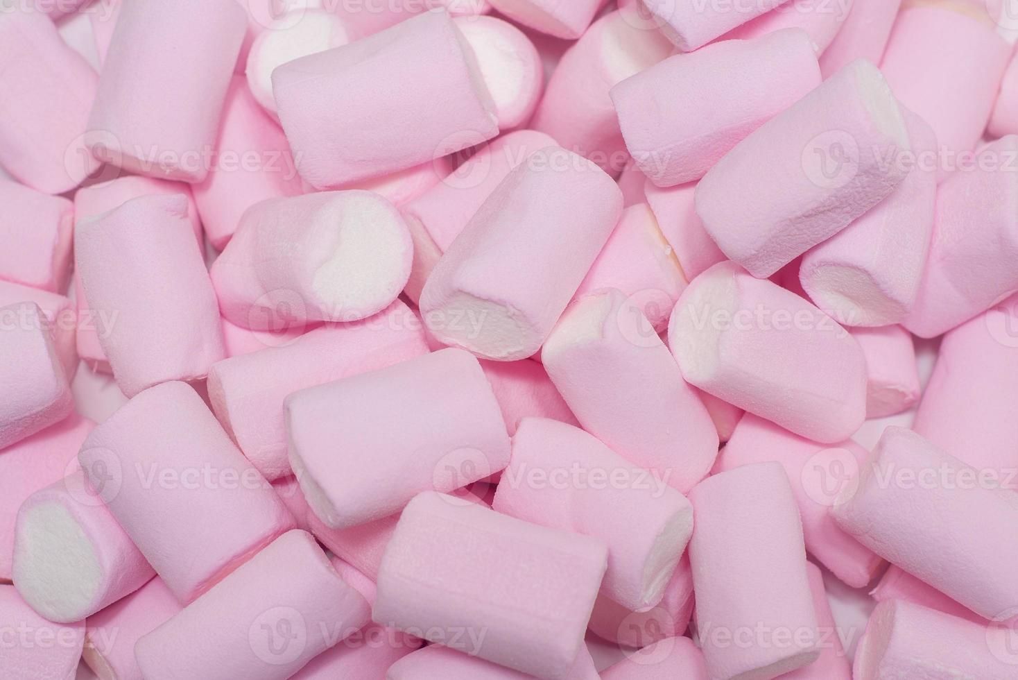 pilha de saborosos marshmallows rosa-brancos tiro superior para textura ou plano de fundo foto