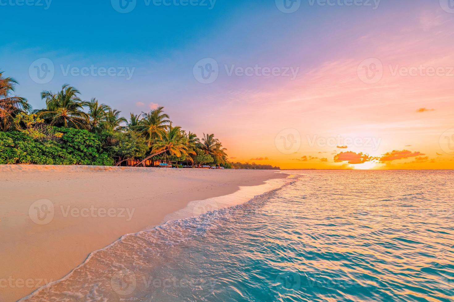 paisagem da praia da ilha tropical do paraíso. silhueta palmeiras lindo céu por do sol, fundo de praia do mar dos sonhos. viagens tranquilas férias relaxar turismo. closeup vista das ondas nascer do sol à beira-mar natureza foto