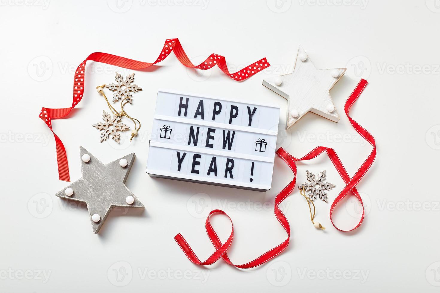 inscrição de caixa de luz feliz ano novo e decorações de madeira foto