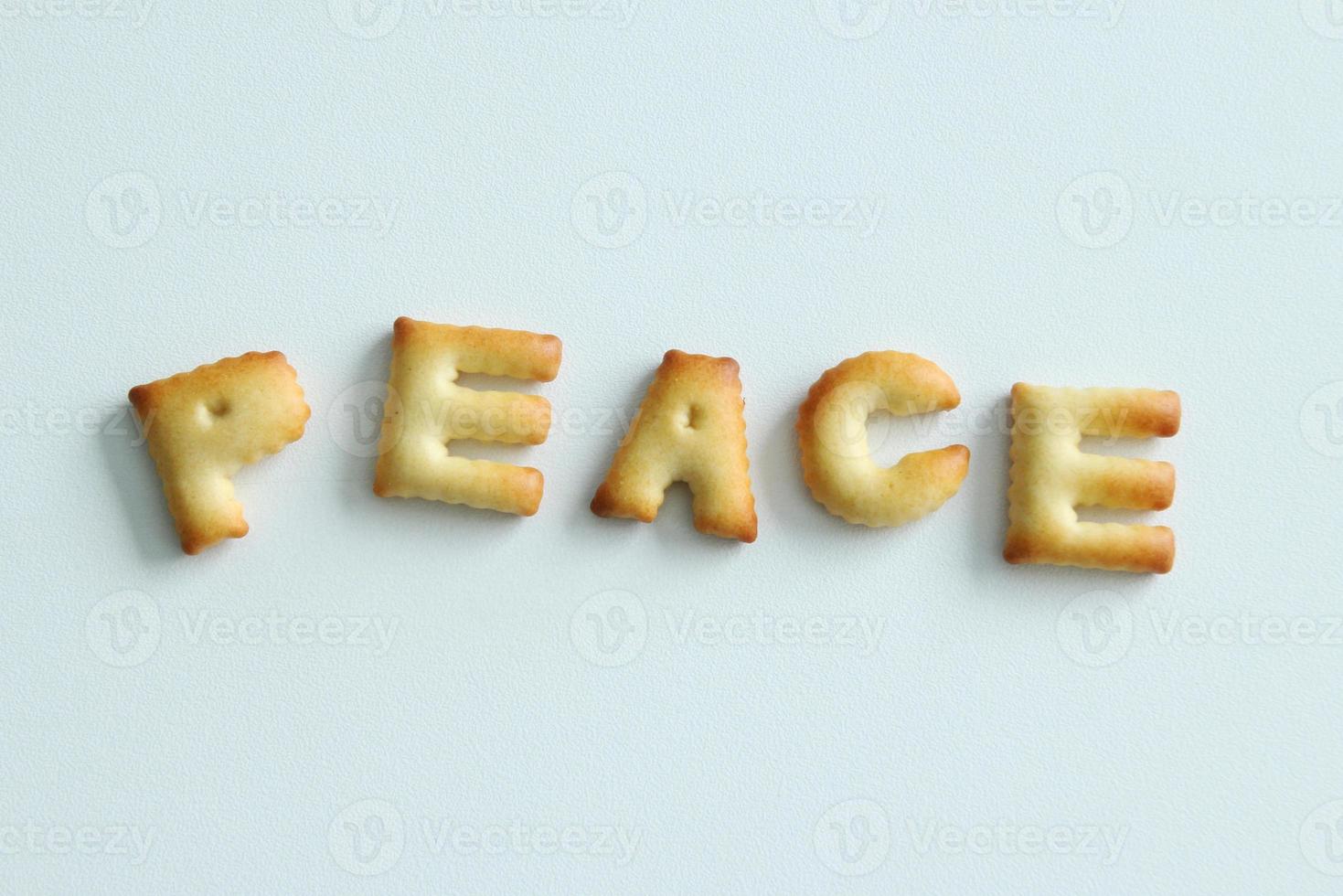 uma inscrição dos biscoitos no fundo branco. texto - paz. foto