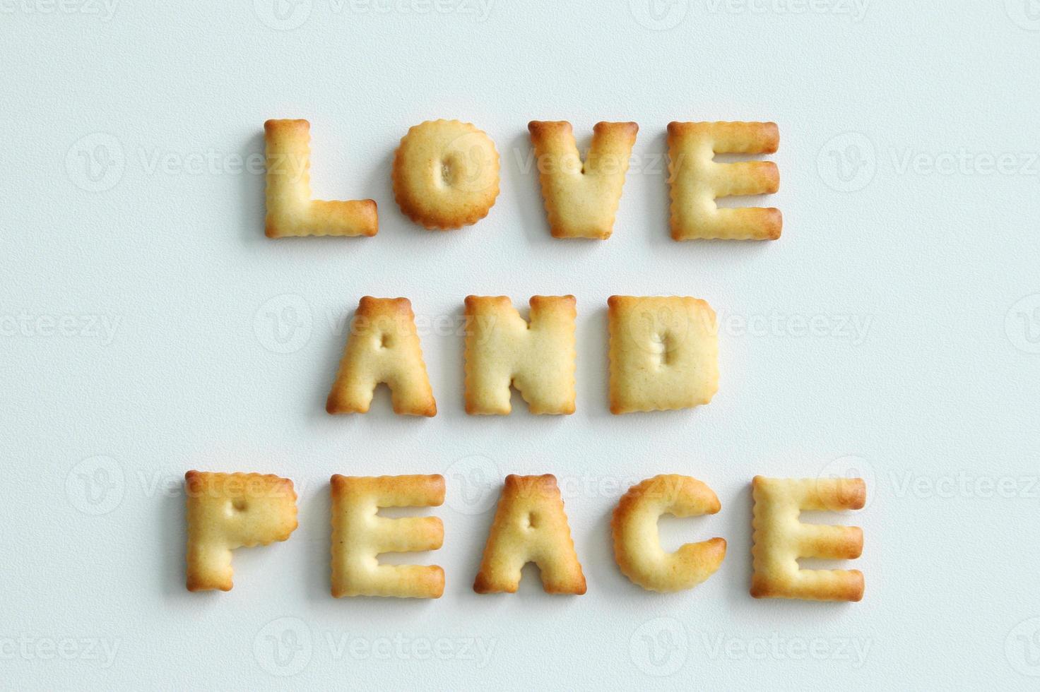 uma inscrição dos biscoitos no fundo branco. texto - amor e paz. foto