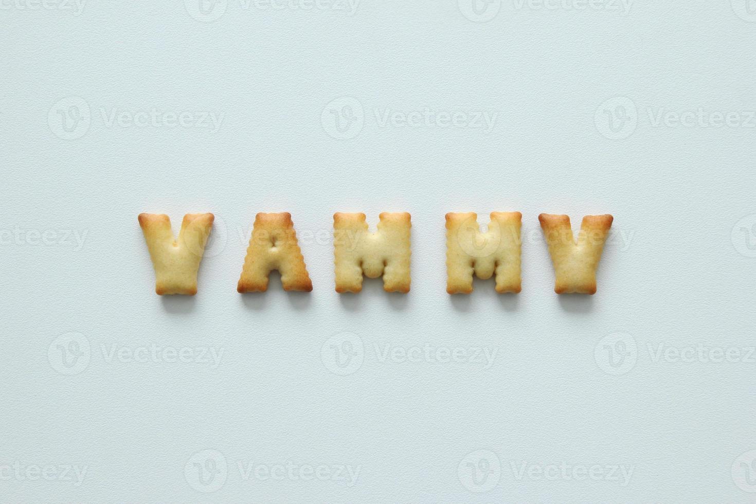 uma inscrição dos biscoitos no fundo branco. texto - yammy. foto