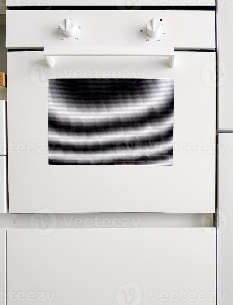 forno embutido no interior da cozinha branca scandi foto
