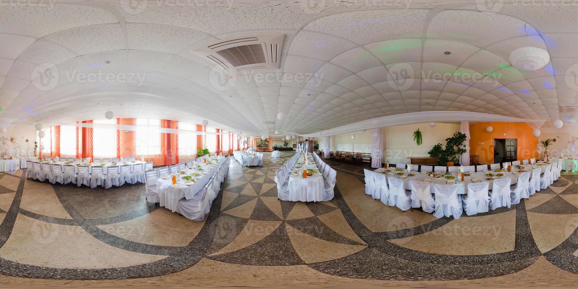 panorama esférico hdr 360 no interior do salão de banquetes ao ar livre com aparelhos em projeção equirretangular. conteúdo vr foto