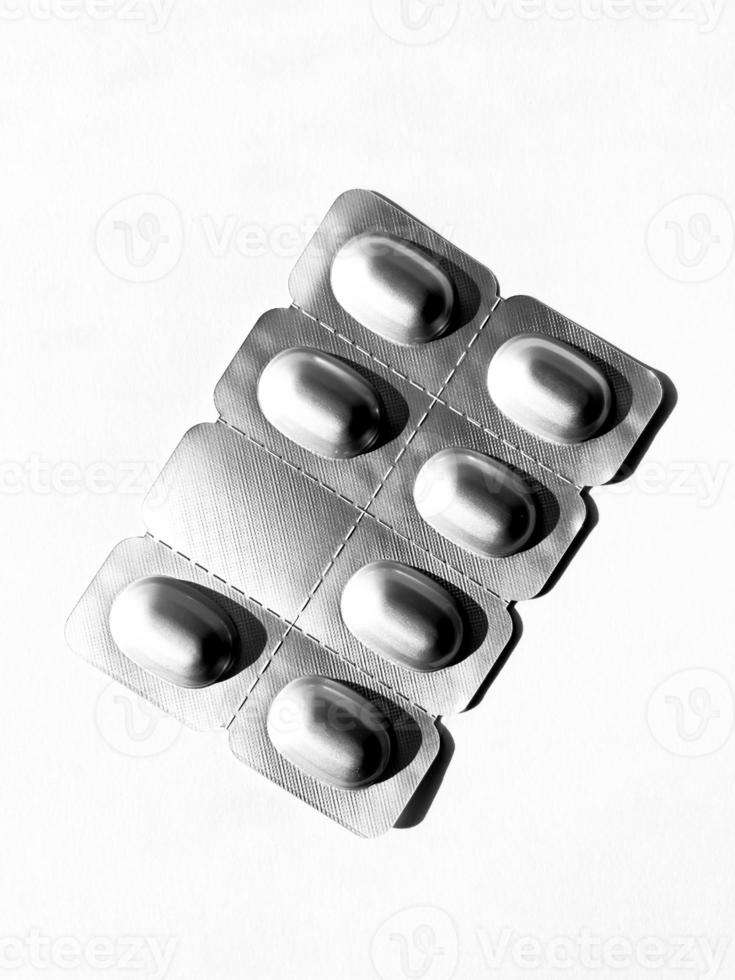 comprimidos em um flatley de fundo branco. medicamentos farmacêuticos foto