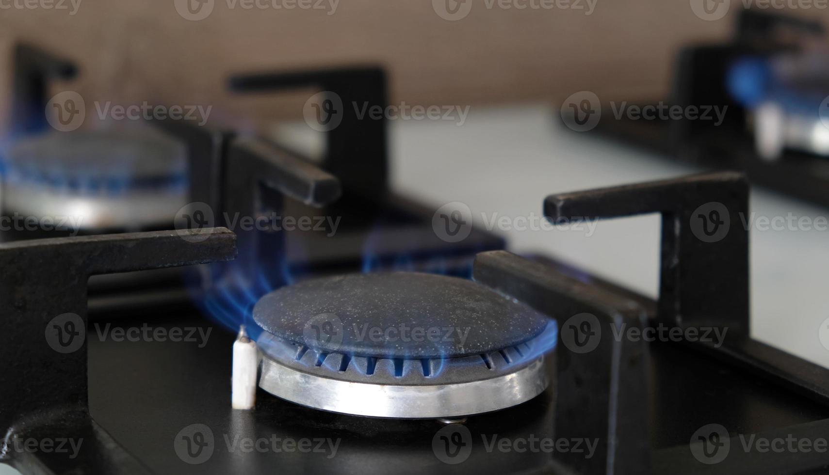 close-up chamas azuis de fogo em um queimador de gás na cozinha para cozinhar. chama de gás em uma caldeira a gás foto