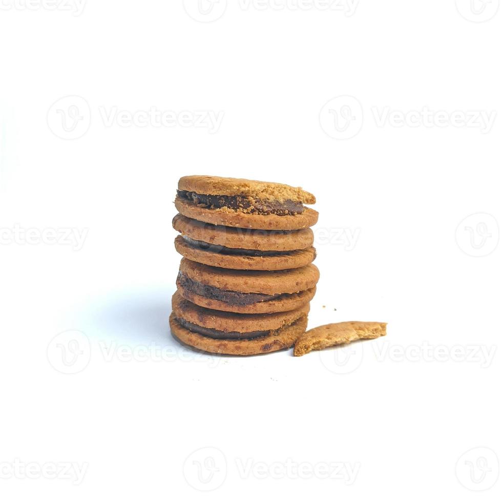 biscoitos de sanduíche, cheios de chocolate, isolados no fundo branco foto