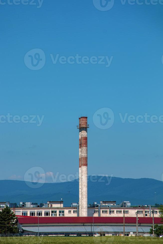 view en tubo de escape de uma planta industrial contra o céu azul. a empresa não está funcionando. não há gases de escape. crise de energia. foto