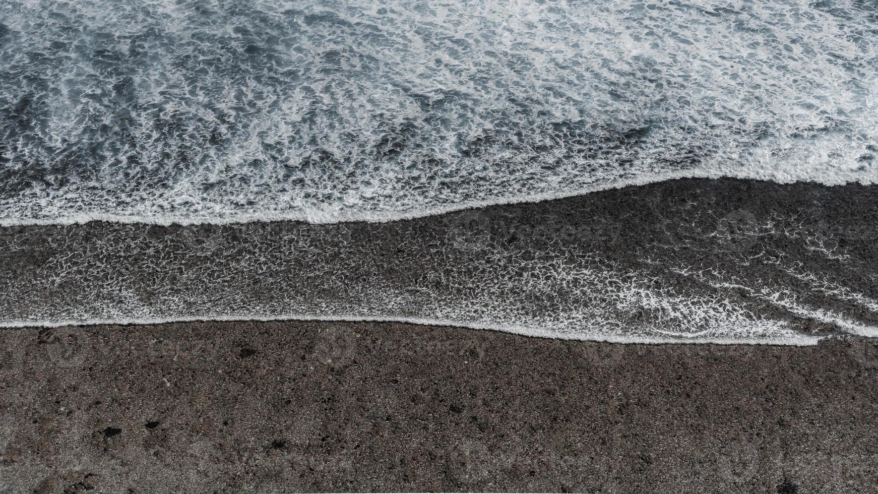 vista aérea do mar claro batendo na praia de areia, foto de fundo