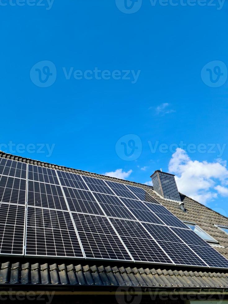 painéis solares produzindo energia limpa em um telhado de uma casa residencial foto