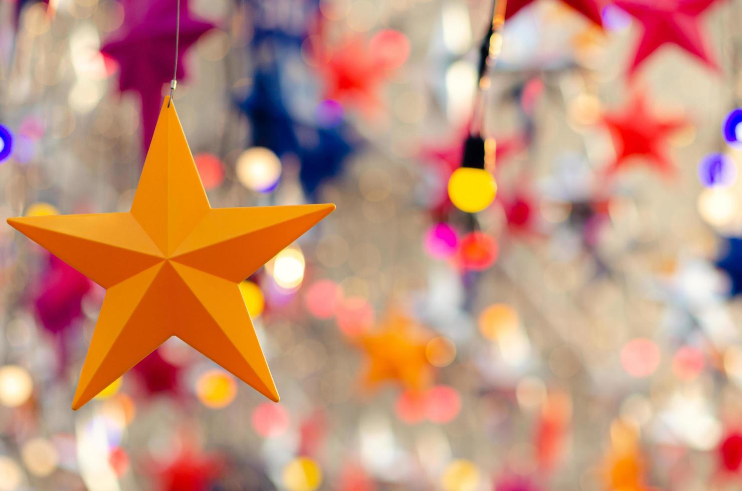 enfeites de estrelas coloridas pendurados para decorar para o feriado de natal. foto