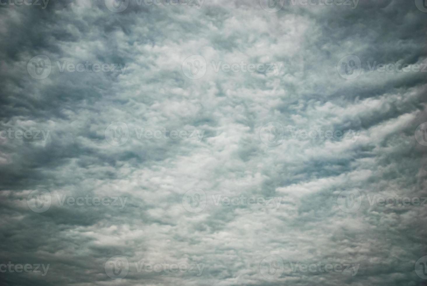 fundo de céu nublado temperamental, textura de nuvens felpudas, céus sinistros em clima frio e ventoso foto