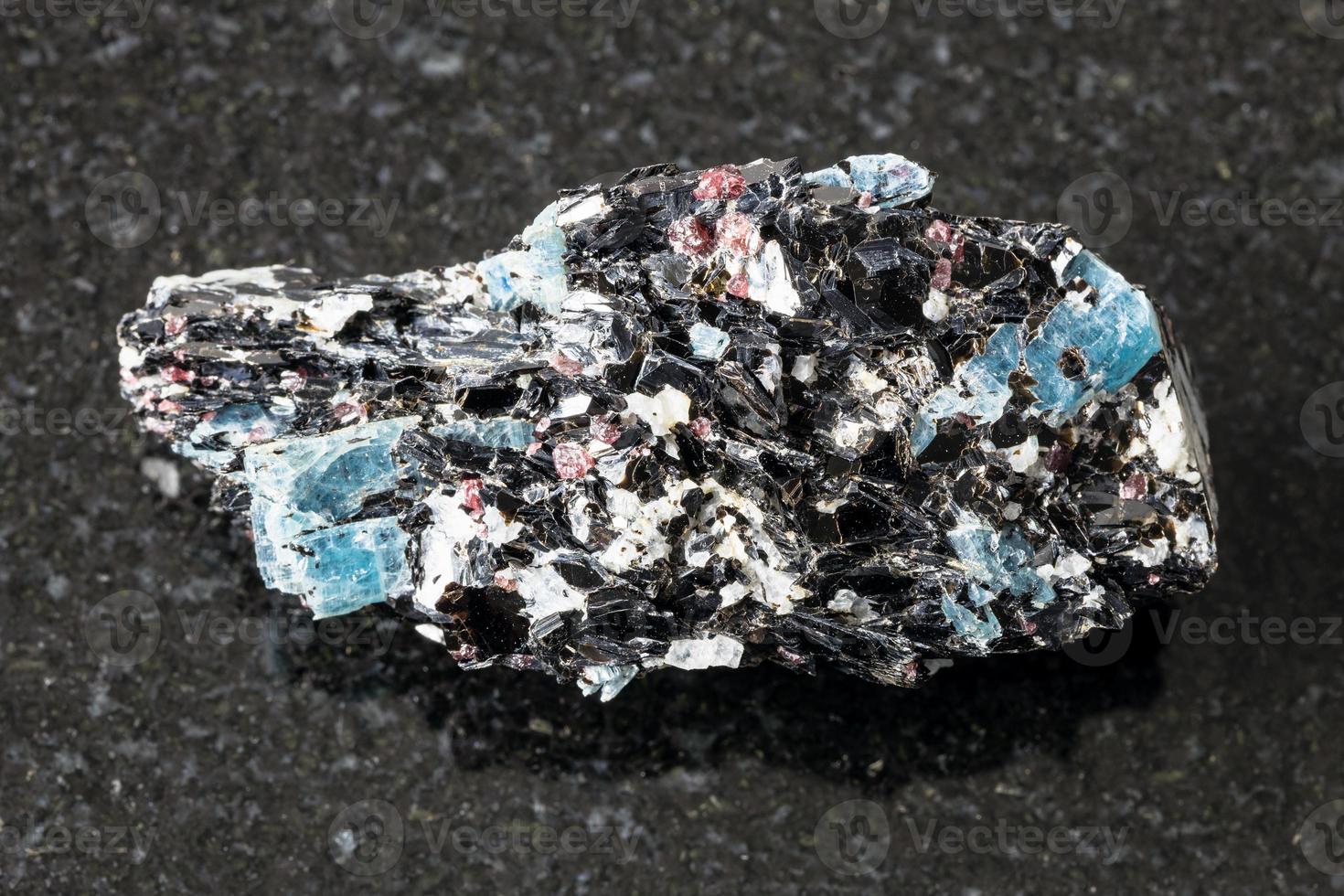 biotita não polida com cristais de cianita em preto foto