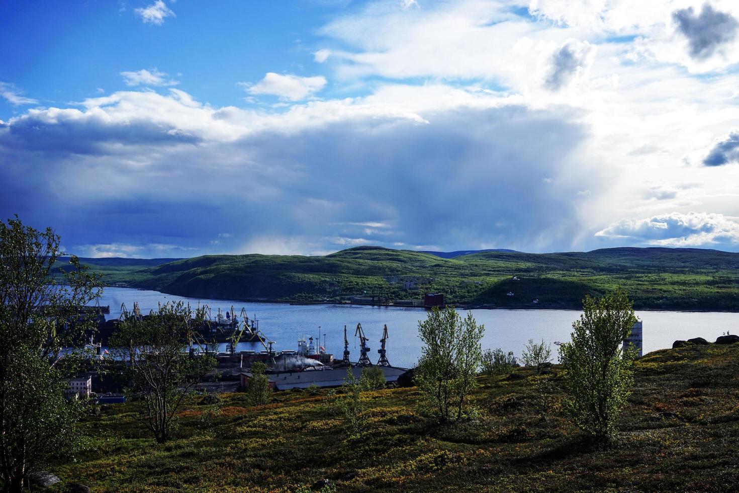 paisagem industrial na costa da baía de kola. foto